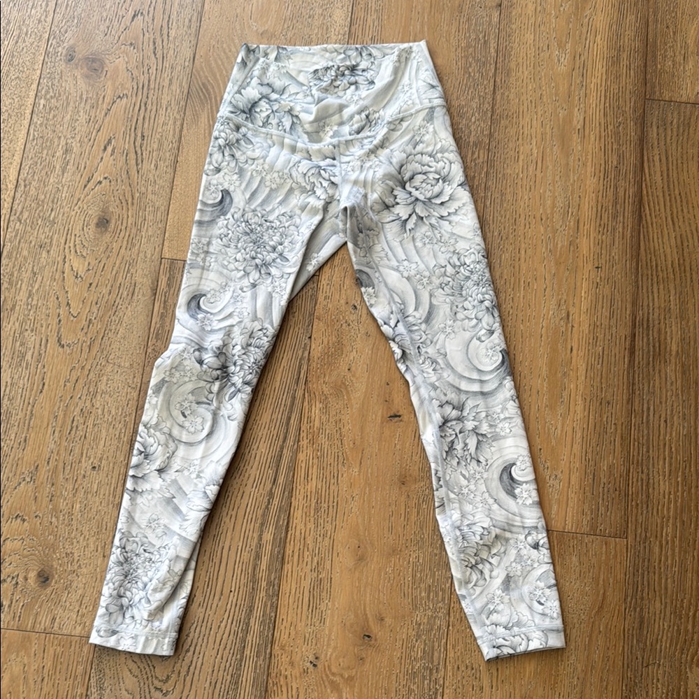 Floral Lululemon Women’s Wunderunder - Gray